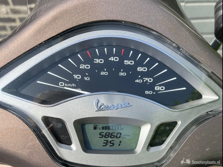 Vespa Primavera Touring bruin